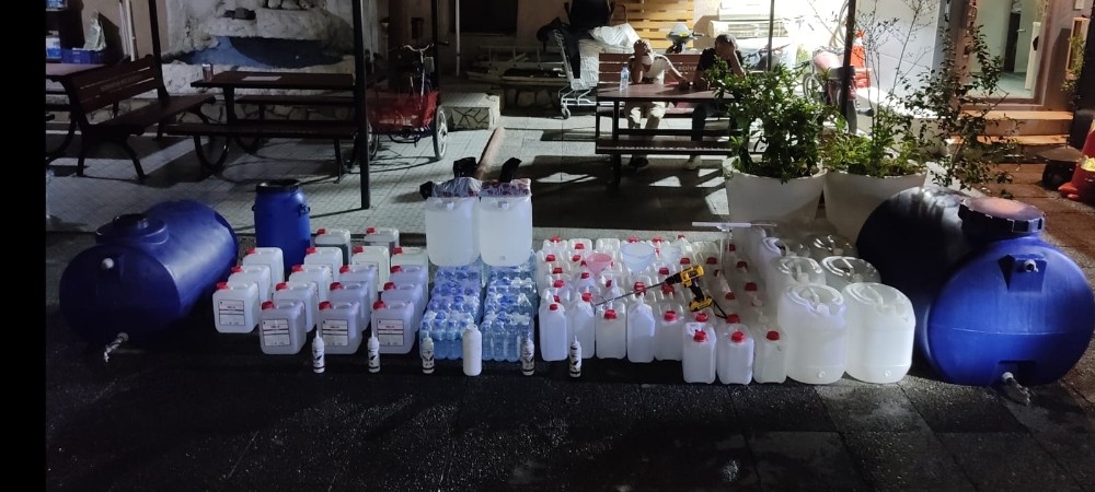 İzmir’de polislerin baskın yaptığı evden çok miktarda etil alkol ve sahte içki ele geçirildi