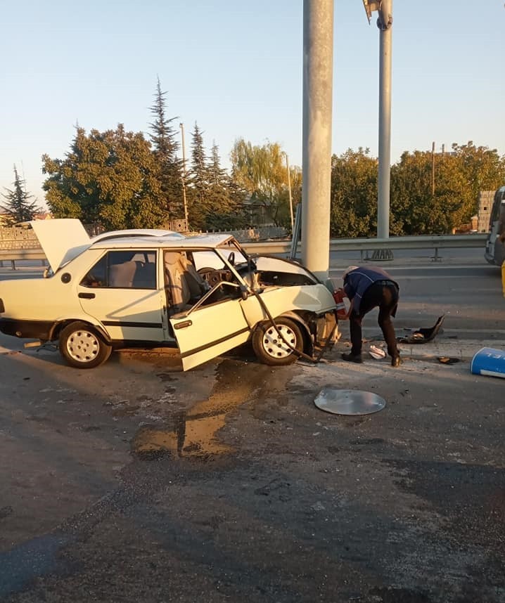 Konya’da otomobil direğe çarptı: 1 ölü