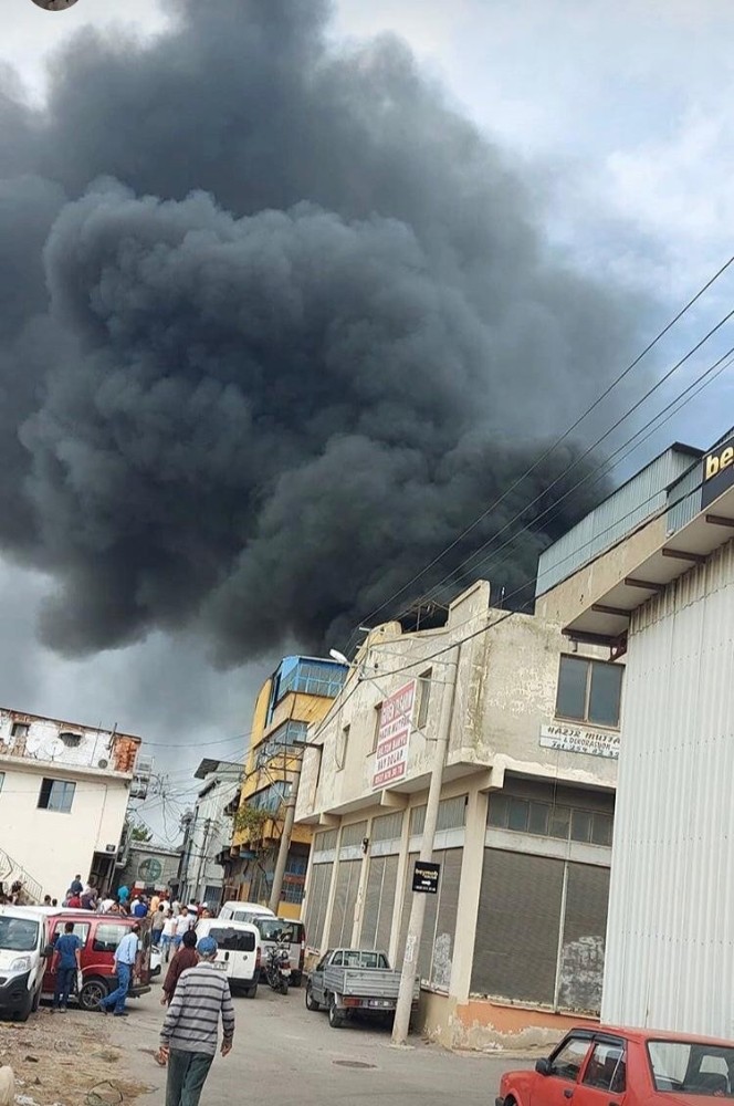 İzmir’in Karabağlar ilçesinde polyester üretilen bir iş yerinde büyük bir yangın çıktı. Mobilyacılar Sitesi’ndeki yangına 10’un üzerinde itfaiye aracı sevk edilirken, dumanlar kilometrelerce uzaklıktan görülüyor.
