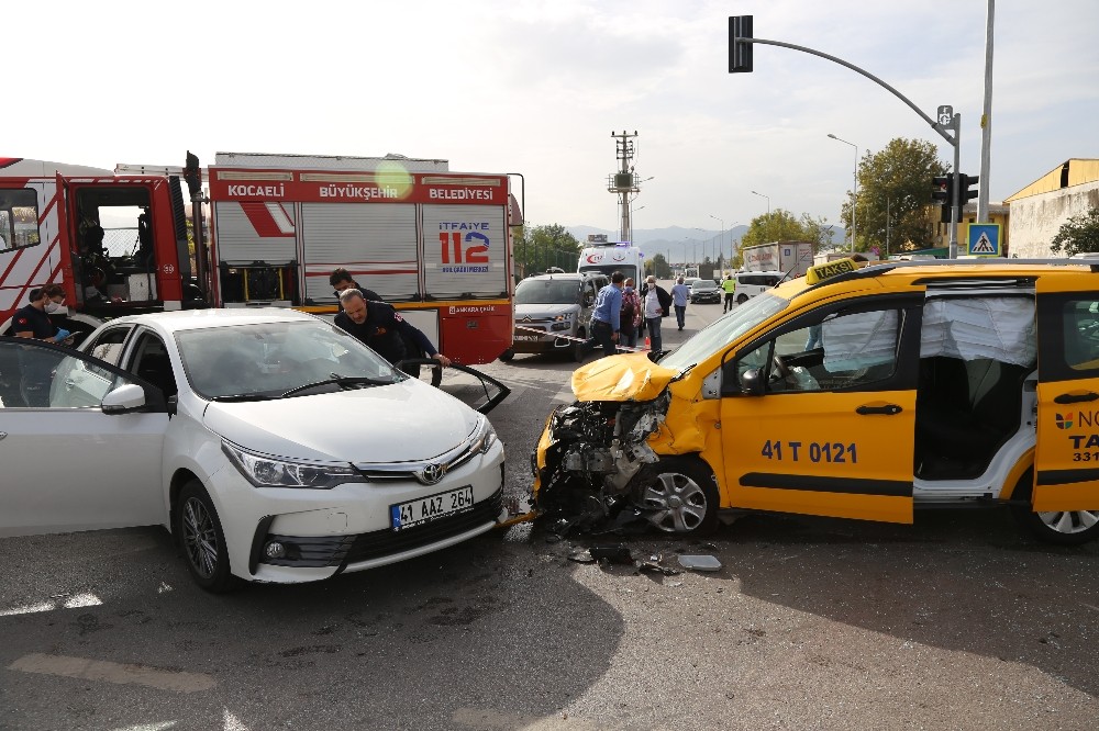Kocaeli’de ticari taksi ile otomobil çarpıştı: 3 yaralı