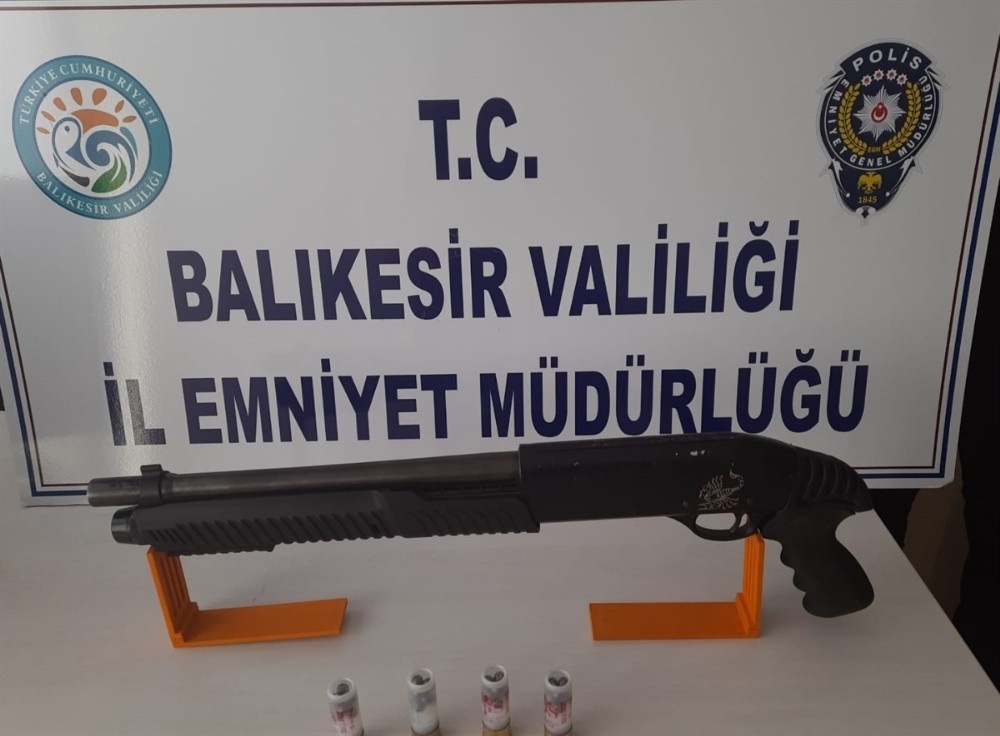Polis Balıkesir’de 29 aranan şahsı yakalarken, 5 silah ele geçirdi