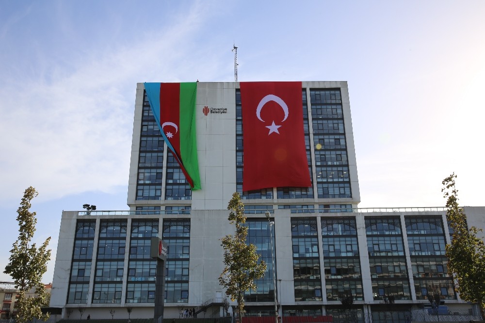 Ümraniye Belediyesi’nden Azerbaycan’a bayraklı destek