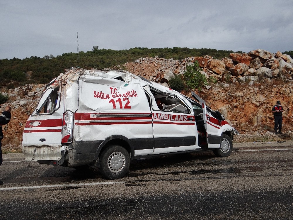 Bilecik’te hastaya giden ambulans kaza yaptı: 2 yaralı