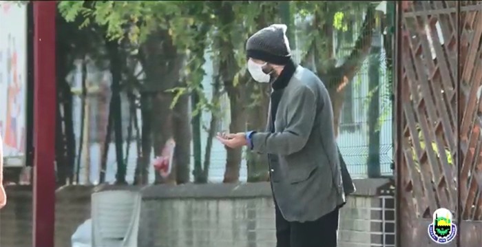 Tiyatro oyuncusu dilenci kılığında sokak sokak gezdi