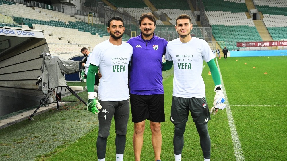 Bursaspor’un genç oyuncusu Vefa Temel’in sol ön çapraz bağları koptu