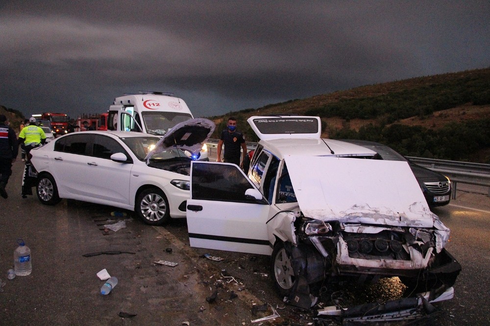 Manisa’da zincirleme trafik kazası: 4 yaralı