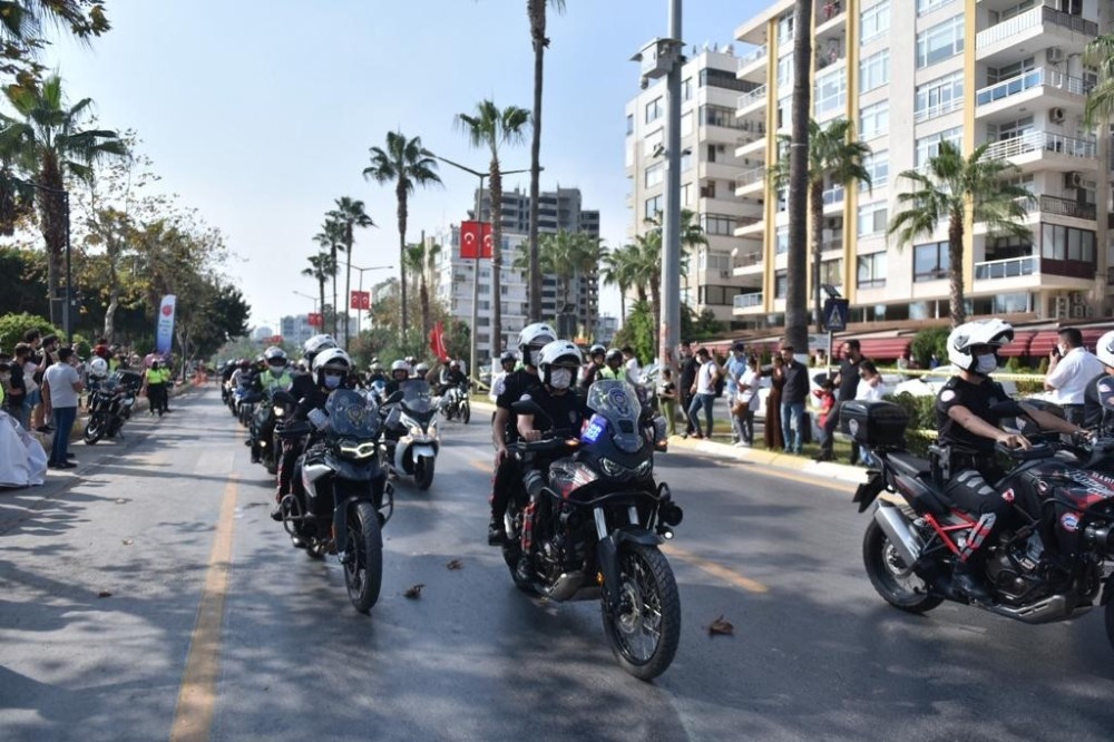 Mersin’de polis motosiklet tutkunlarıyla şehir turu attı