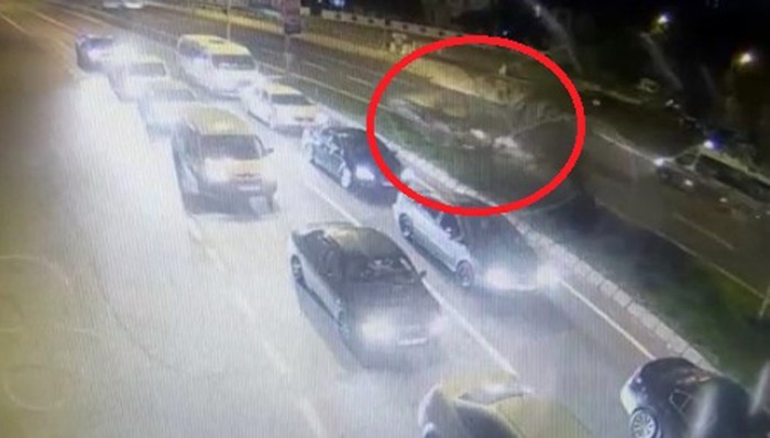 Ağacı devirip karşı şeride geçen aracın sürücüsü olay yerini terk etti