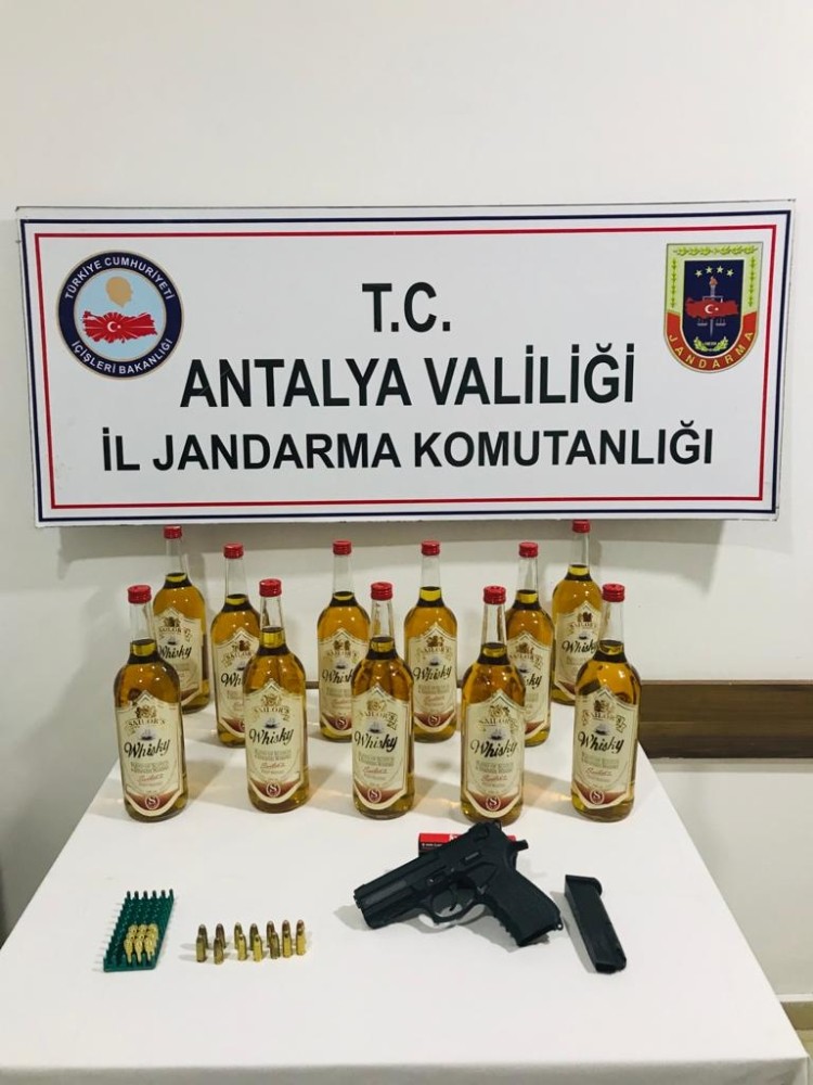 Antalya’da 11 şişe kaçak viski ele geçirildi