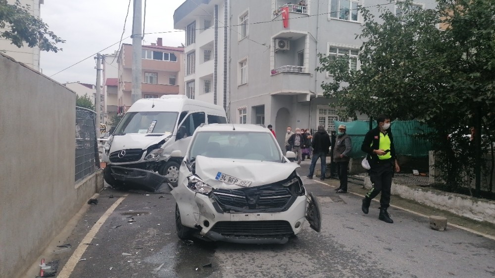 Kocaeli’de otomobil ile servis minibüsü çarpıştı: 5 yaralı