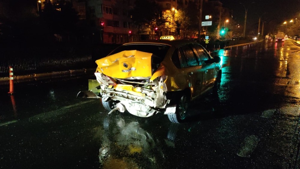 Kırmızı ışıkta bekleyen taksiye kamyonet çarptı: 1 yaralı