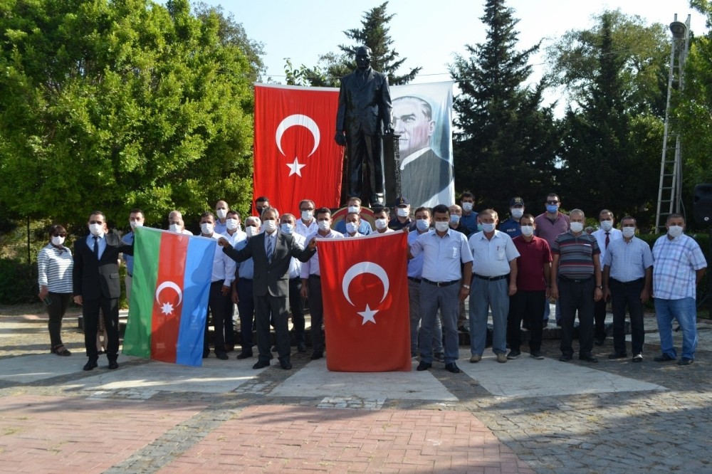 Bozyazılı muhtarlardan Azerbaycan’a bayraklı destek