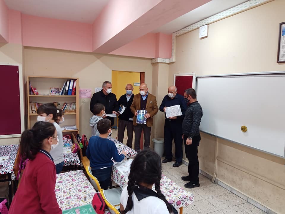Başkan Ercan’dan çocuklara atlas hediye