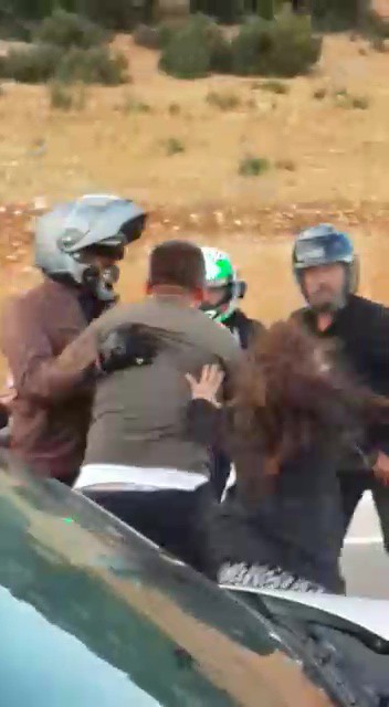Motosikletli grupla kavga eden babasını kameraya aldı