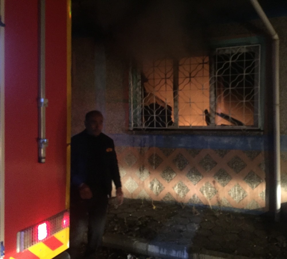 &quot;Renksiz hayatıma renk katmak istiyorum&quot; dedi kaldığı evi yaktı