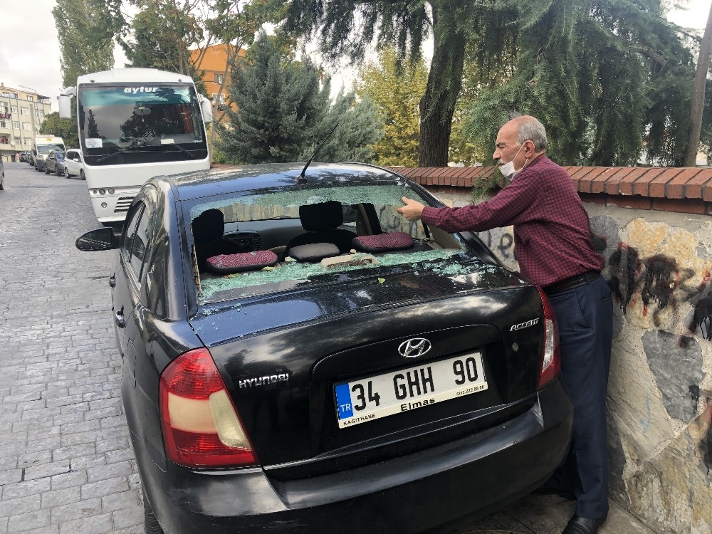 Özel Beyoğlu’nda park halindeki 4 aracın camını çekiçle kırdılar