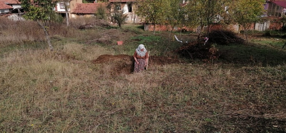 Tarlasını için su çukuru açarken misket bombası buldu