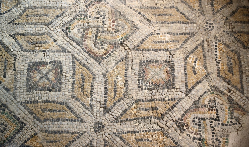 Belediye başkanlık binası olarak kullanılıyordu Roma dönemine ait dev mozaik bulundu