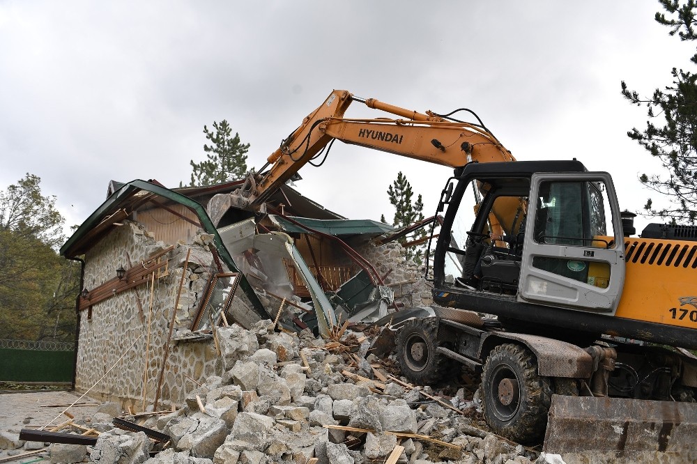 Bursa’da kaçak lüks villa yıkıldı