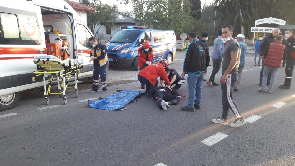 Burhaniye’de otomobil ile motosiklet çarpıştı motosiklet sürücüsü yaralandı