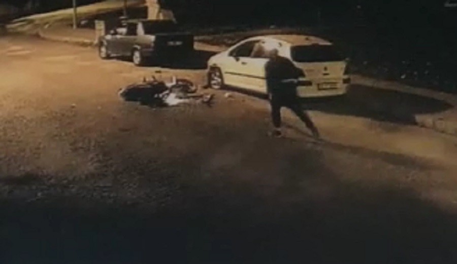 İzmir’de park halindeki araca çarpan motosiklet sürücüsünün kaçtığı anlar kamerada