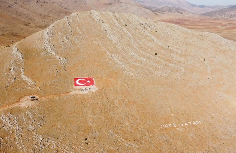 Çal Dağları’na dev Türk bayrağı