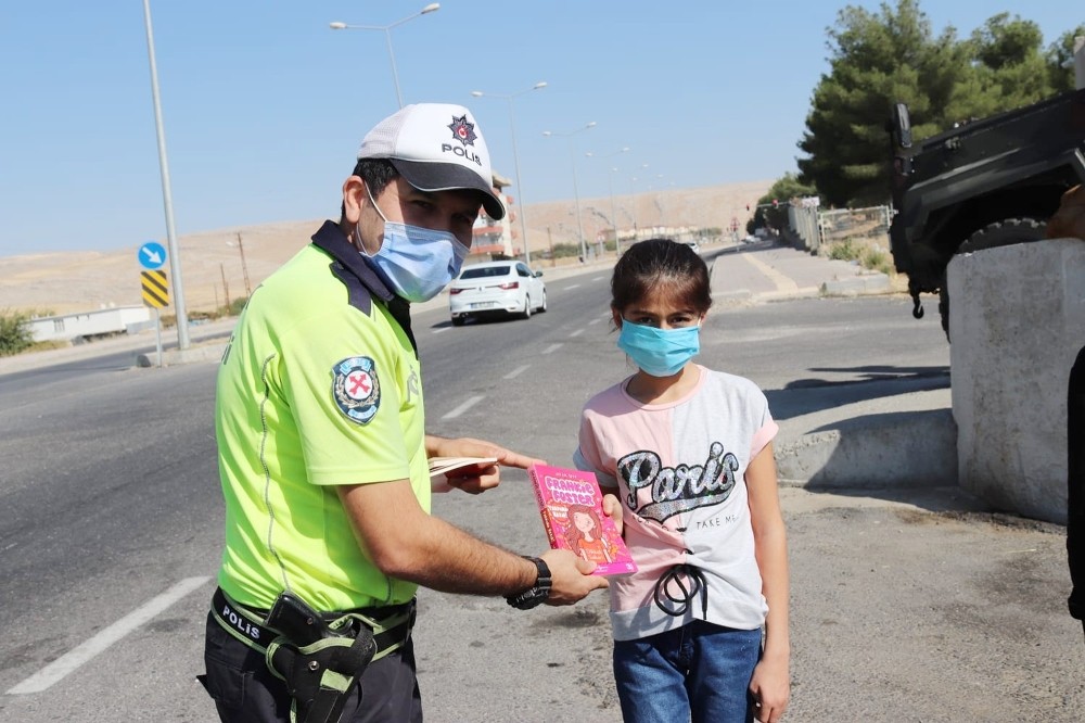 Silvan polisinden öğrencilere hikaye kitabı hediyesi Diyarbakır Haberleri