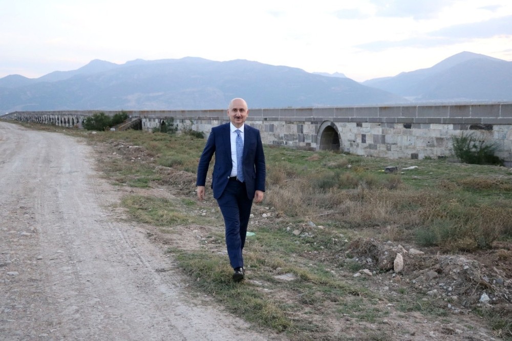 Bakan Karaismailoğlu, Afyonkarahisar’da tarihi köprüyü inceledi