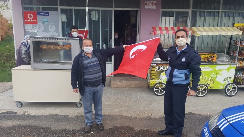 Çal Belediyesi 2 bin adet Türk bayrağı dağıttı