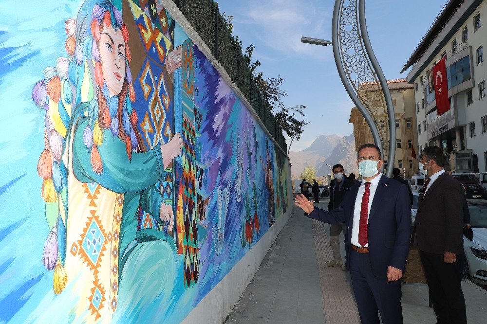 Hakkari’deki istinat duvarları resimlerle süslendi Hakkari Haberleri Hakkari’deki istinat duvarları resimlerle süslendi Hakkari Haberleri
