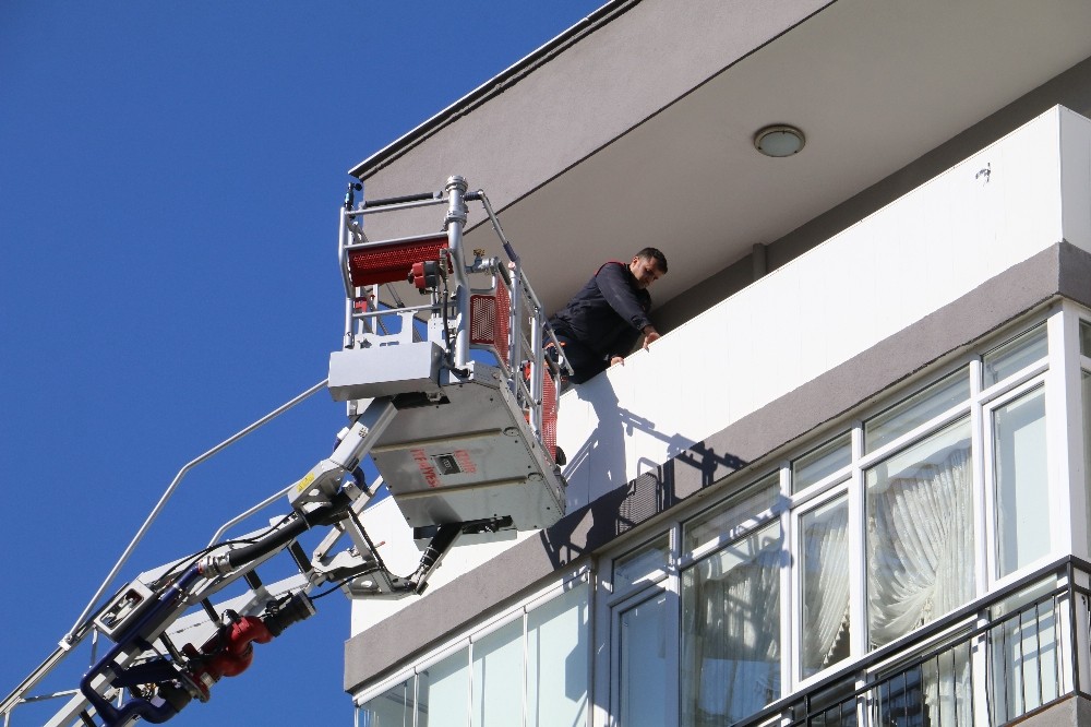 Genc Kadin Depremde Oldugunu Sandigi Muhabbet Kusunun Kurtarilmasiyla Sevinc Gozyaslari Doktu Izmir Haberleri