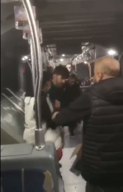 Özel Metrobüste bıçaklı yan baktın kavgası kamerada
