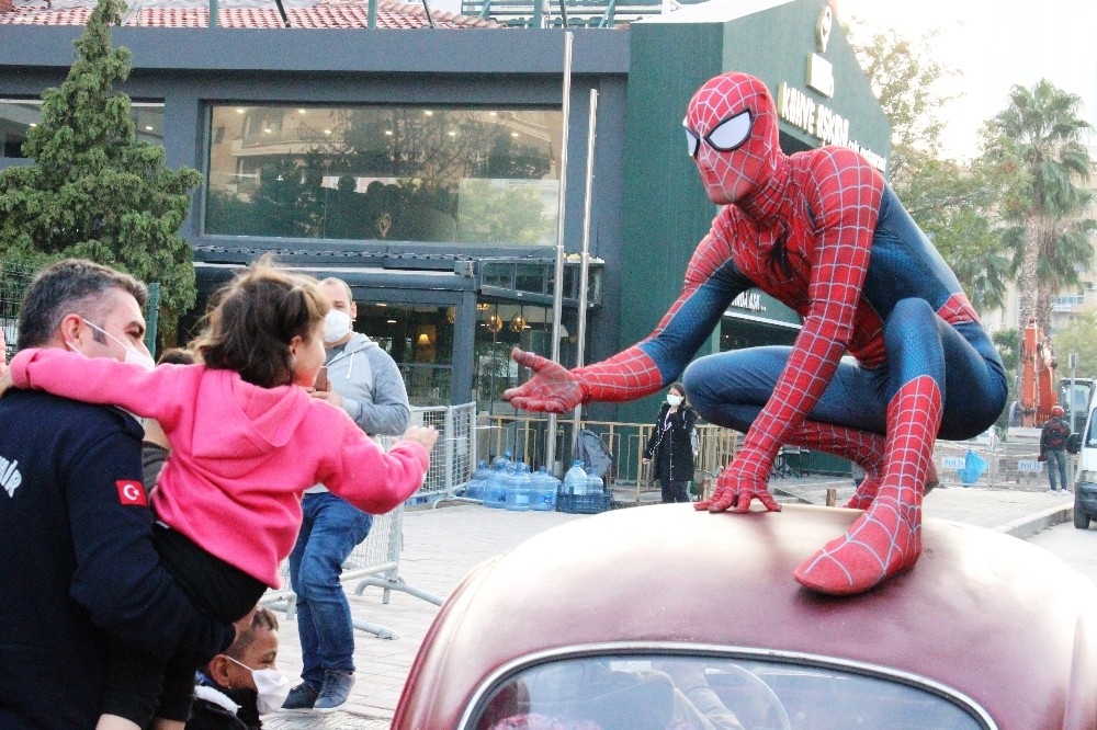 Çocuklara depremi unutturmak için geldi