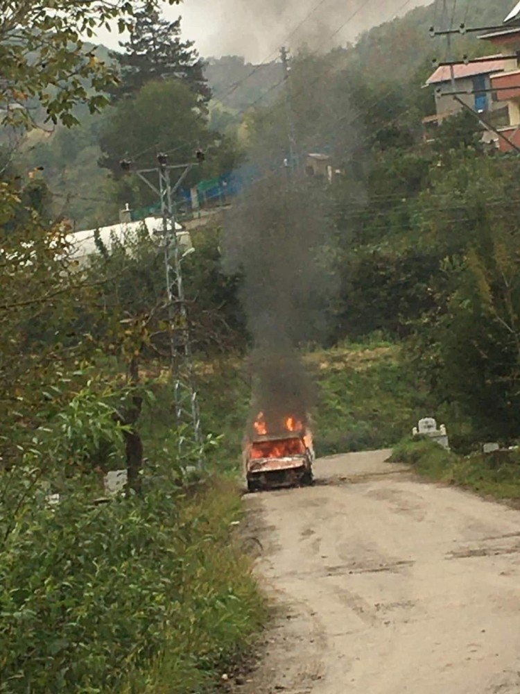 Kastamonu’da otomobil alev alev yandı