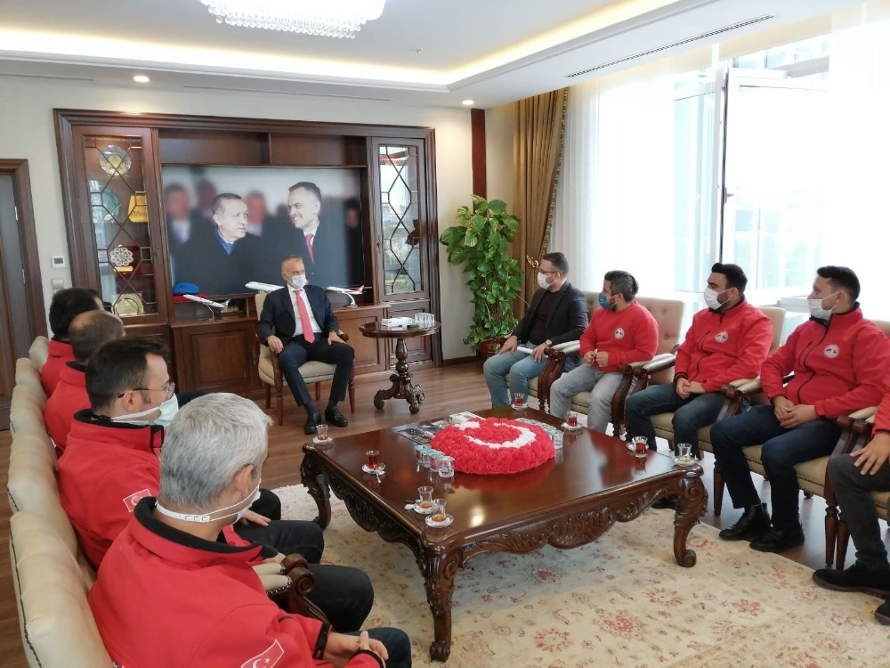 İzmir’deki arama kurtarma çalışmalarından dönen ÇEKUT’u Başkan Poyraz karşıladı