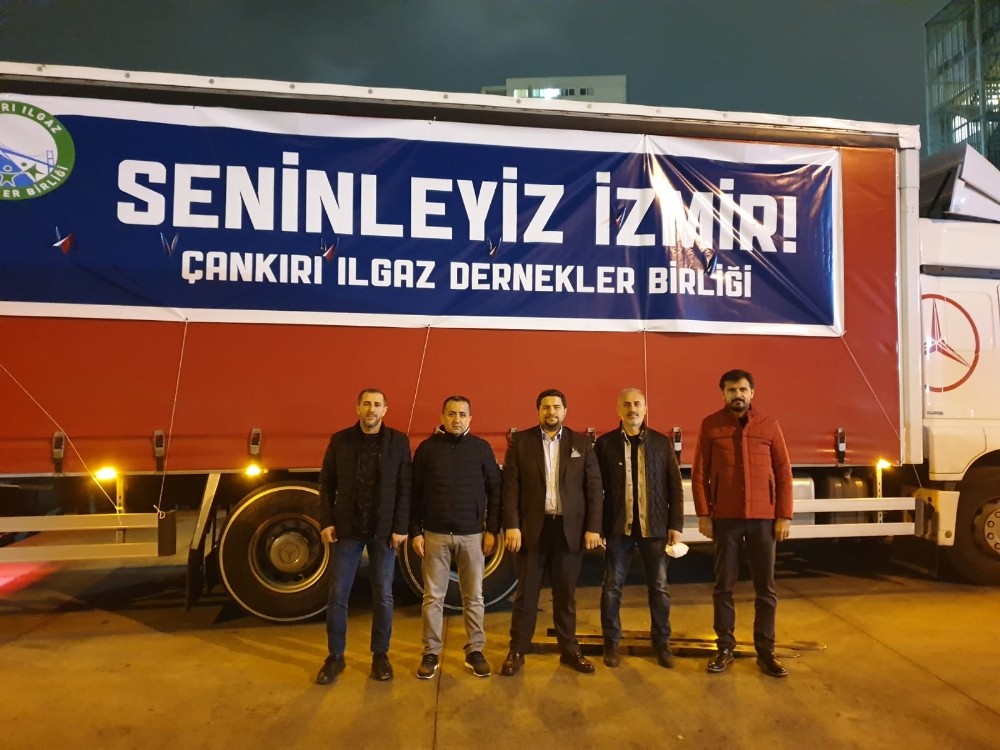 Istanbul Daki Ilgazlilar Dan Depremzedelere Bir Tir Dolusu Yardim Sabah Haber Ofisi
