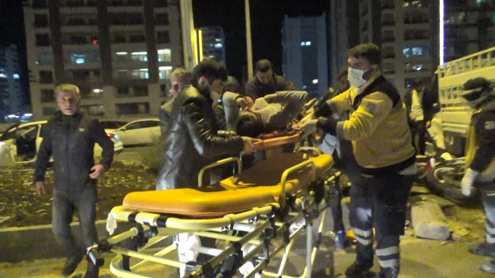 Diyarbakır’da motosiklet kamyonetin altında kaldı: 2 yaralı