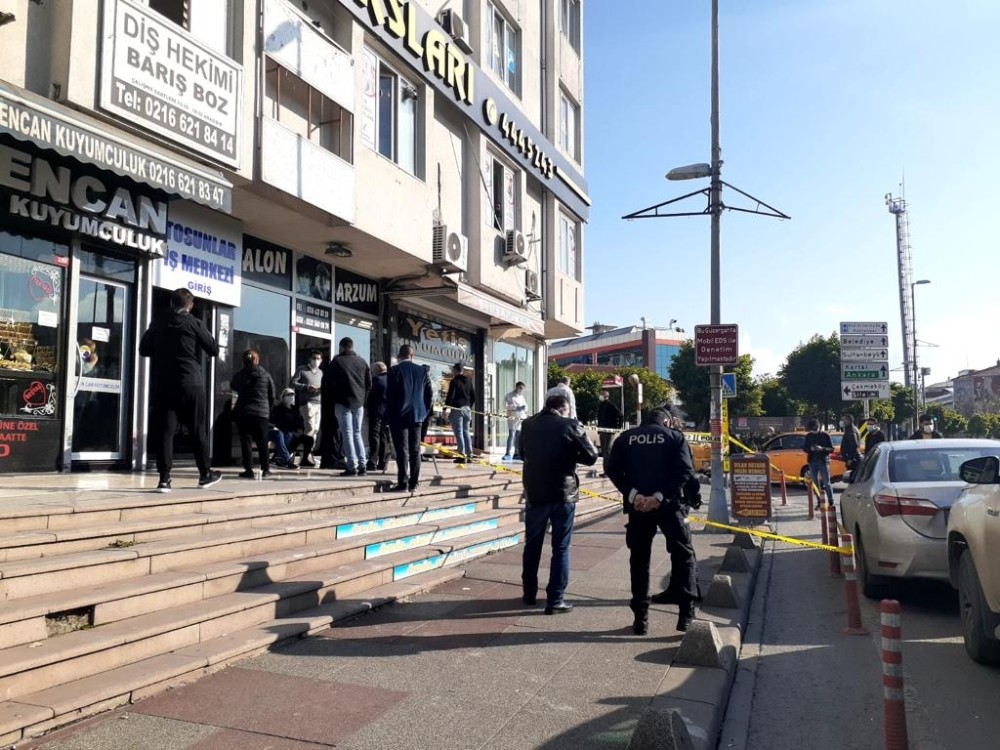 Sancaktepe’de silahlı kuyumcu soygunu: İş yeri sahibinin oğlu yaralandı