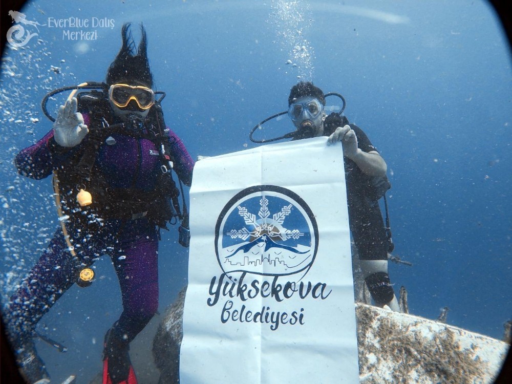 Akdeniz’in derinliklerinde Yüksekova Belediyesi pankartı açıldı