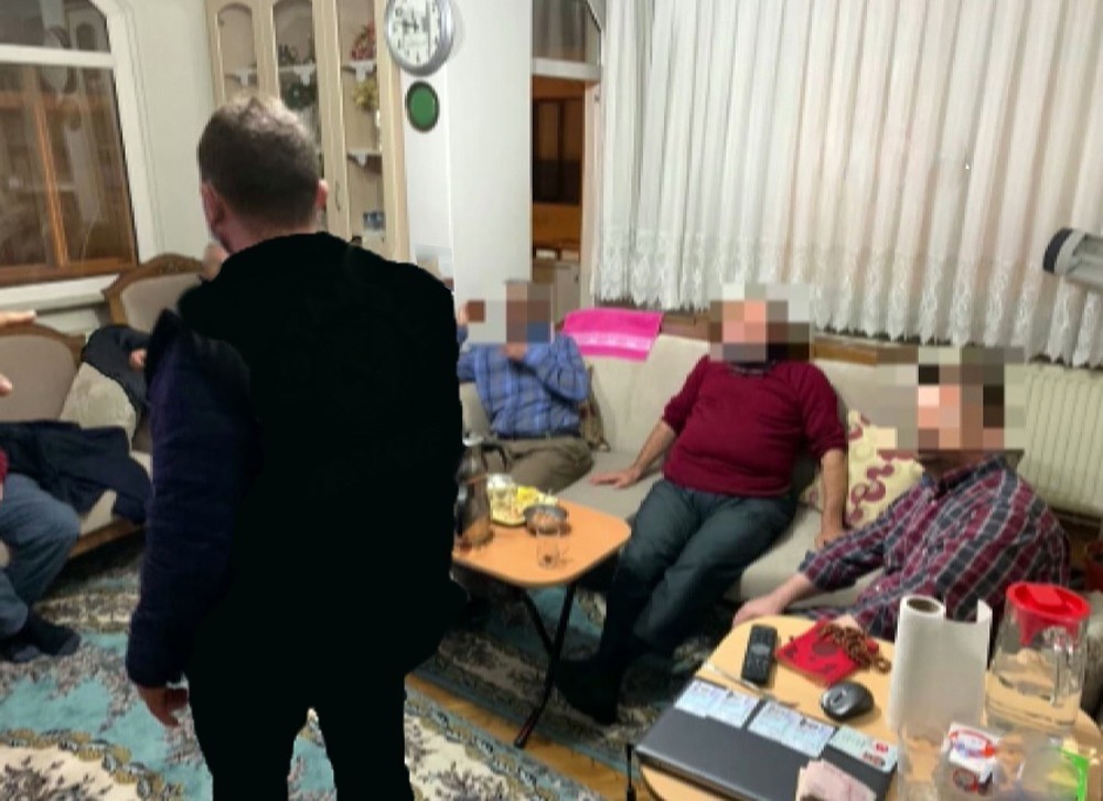 FETÖ’nün Erzincan akademisyenler imamı gaybubet evinde maklube sofrasında yakalandı