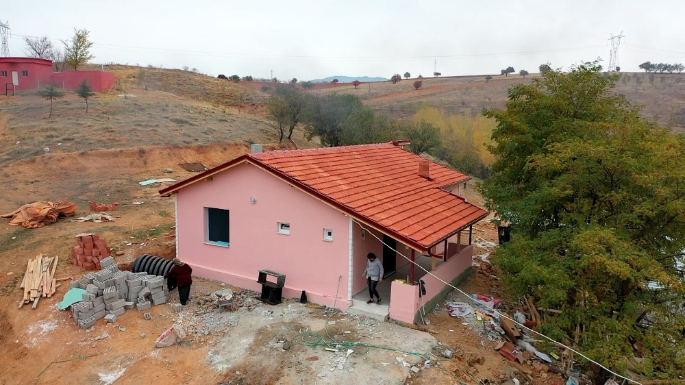 Isparta’da zor şartlarda yaşayan 7 kişilik aile yeni evleri için gün