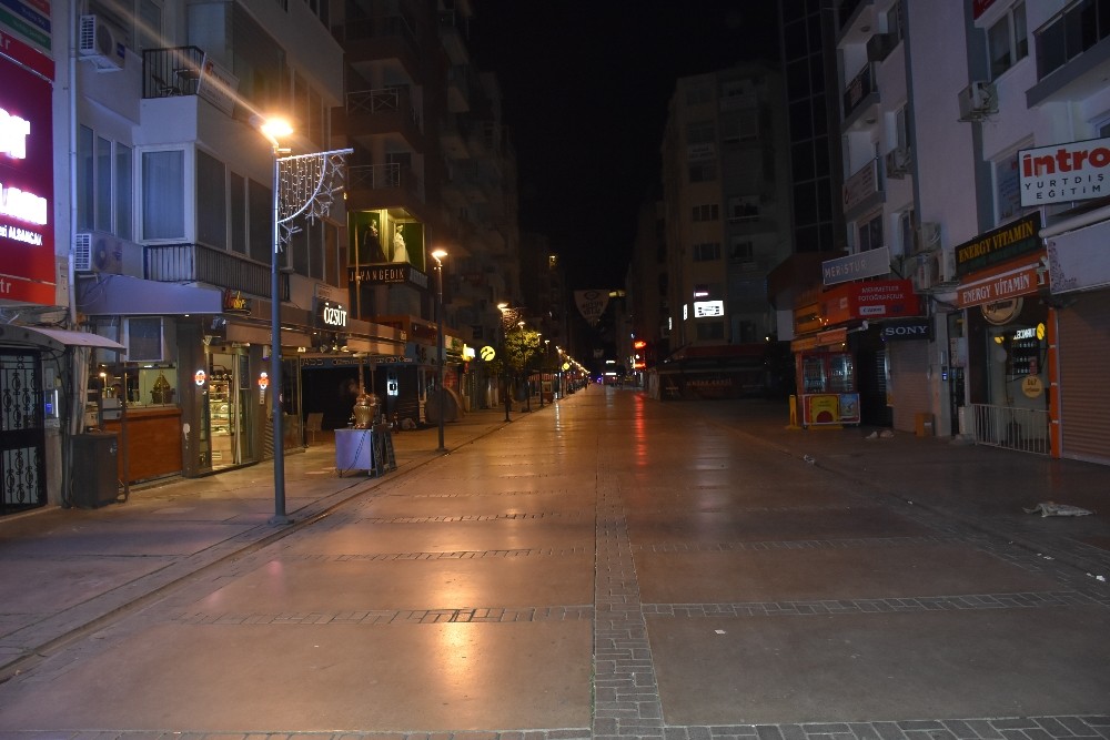 Kısıtlamanın ikinci gününde İzmir’de sokaklar boş kaldı