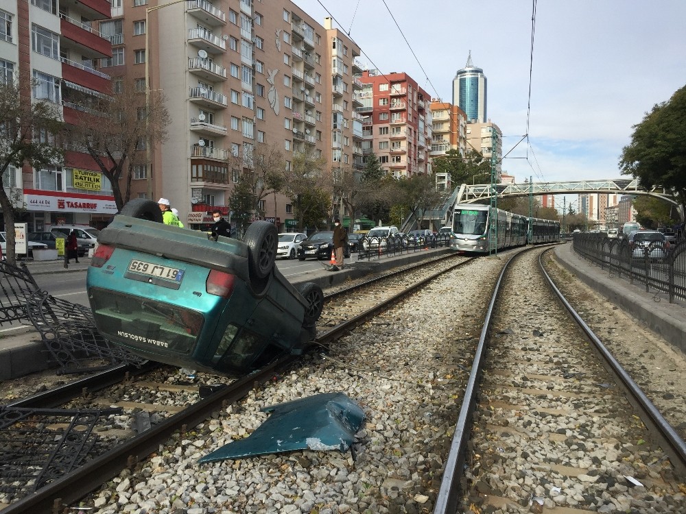 Konya’da otomobil tramvay yoluna takla attı