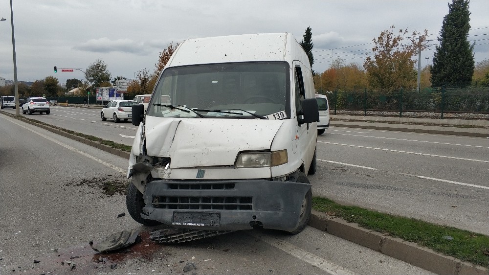 Samsun’da minibüs aydınlatma direğine çarptı: 1 yaralı