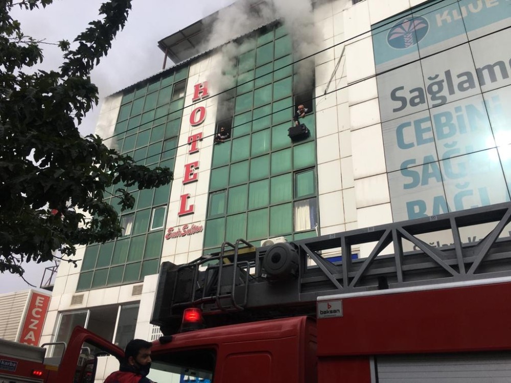 Şanlıurfa’da otelde çıkan yangın devam ediyor