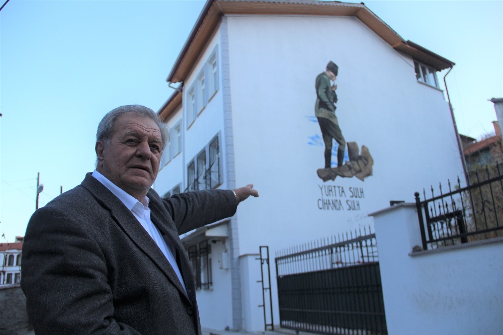 Kütahyalı gurbetçi 3 katlı evinin duvarına Atatürk silueti çizdirdi