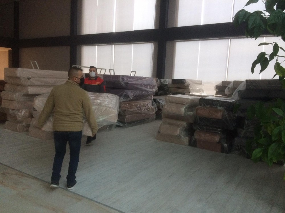 Nevşehir’de bir hayırsever, depremzede vatandaşlar için 100 adet kanepe bağışladı