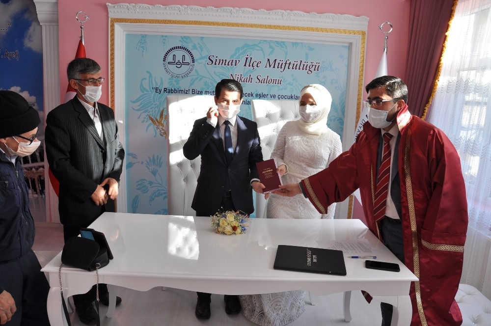 Müftülükte 48 çiftin dini ve resmi nikahlarının birlikte kıyıldı