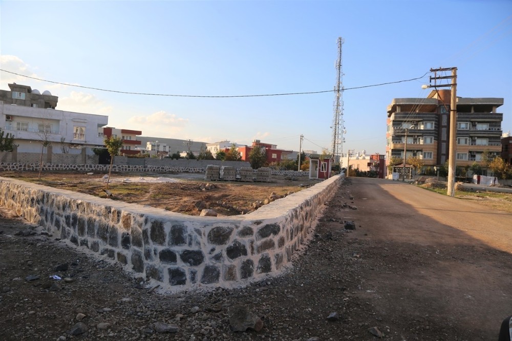 Cizre Belediyesi Sur Mahallesi Şahin Tepe’de yeni bir park inşa ediyor