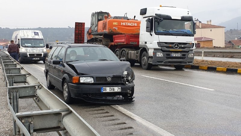 Tosya’da 3 aracın karıştığı kazada sürücüler yara almadan kurtuldu